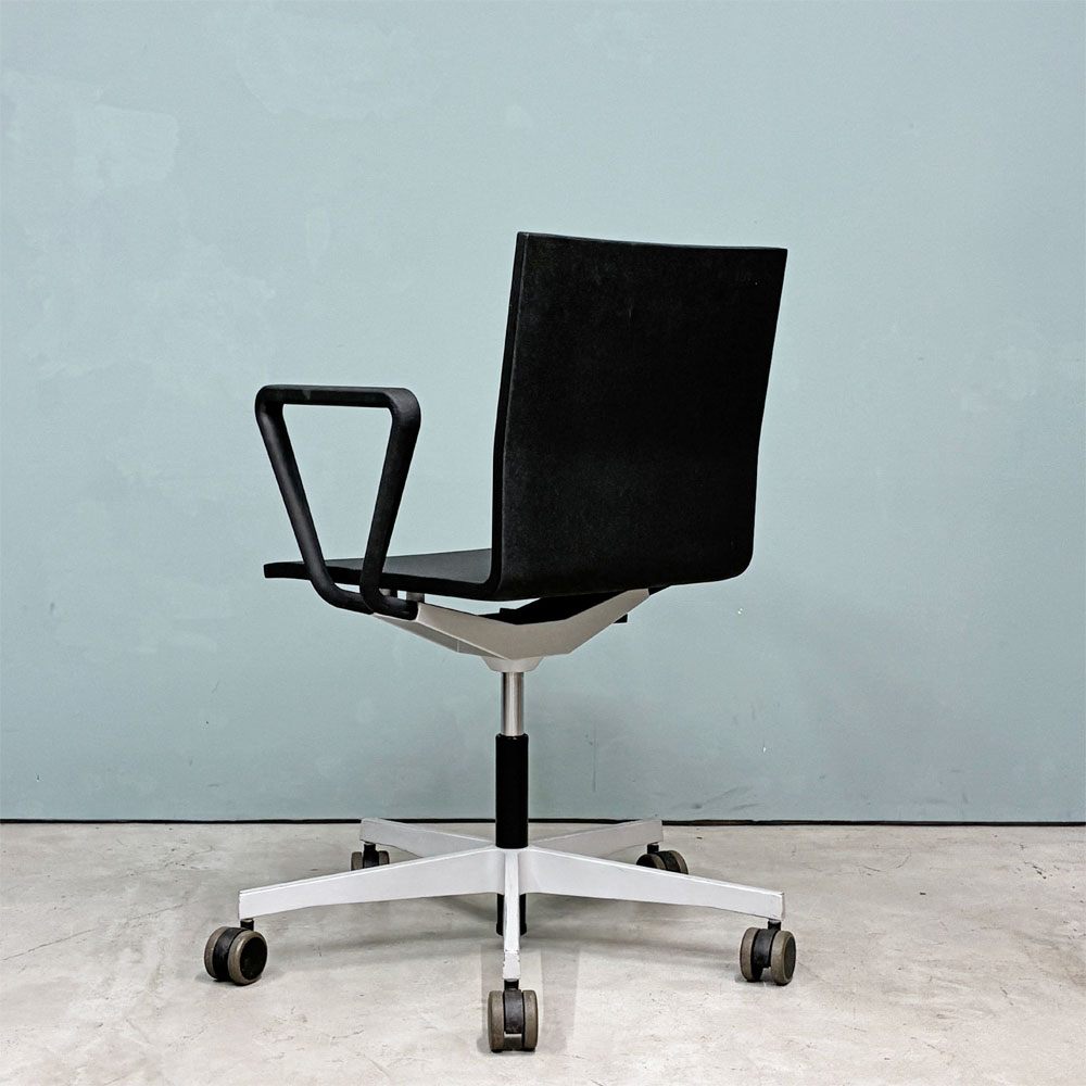 ヴィトラ vitra ゼロフォー 04. スタジオチェア アームレスト付 ブラック マールテン・ヴァン・セーヴェレン ◎