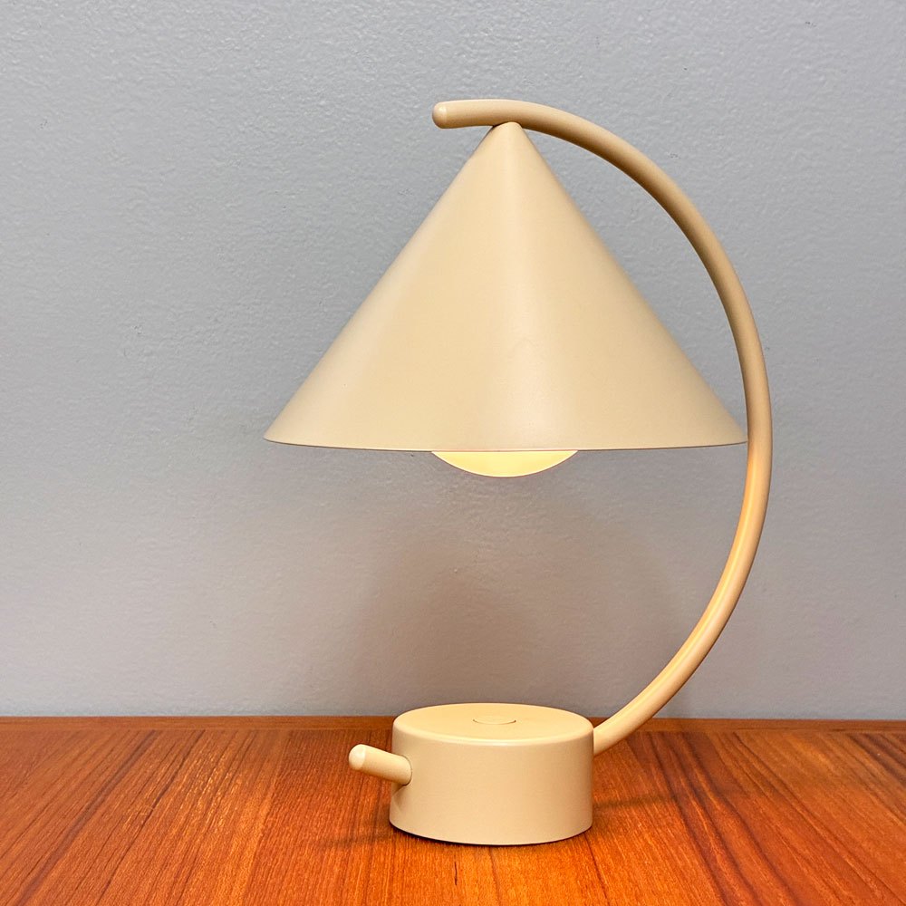 ファームリビング Ferm Living メリディアン ポータブルランプ カシミア ベージュ 北欧 デンマーク 参考定価：￥40,150- ◎