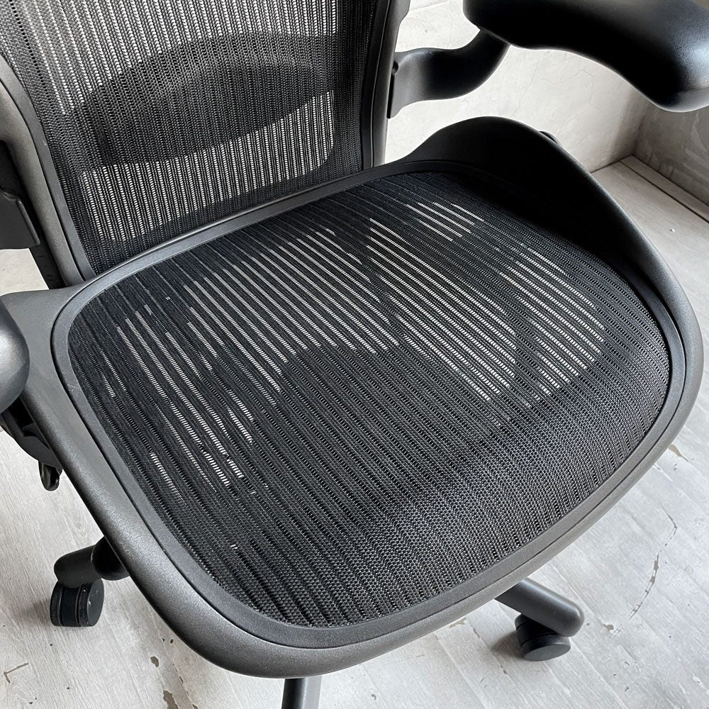 ハーマンミラー HermanMiller アーロンチェア ライト Bサイズ クラシックカーボンメッシュ ランバーサポート グラファイトベース アーム固定 ババナクッション新品 ♪