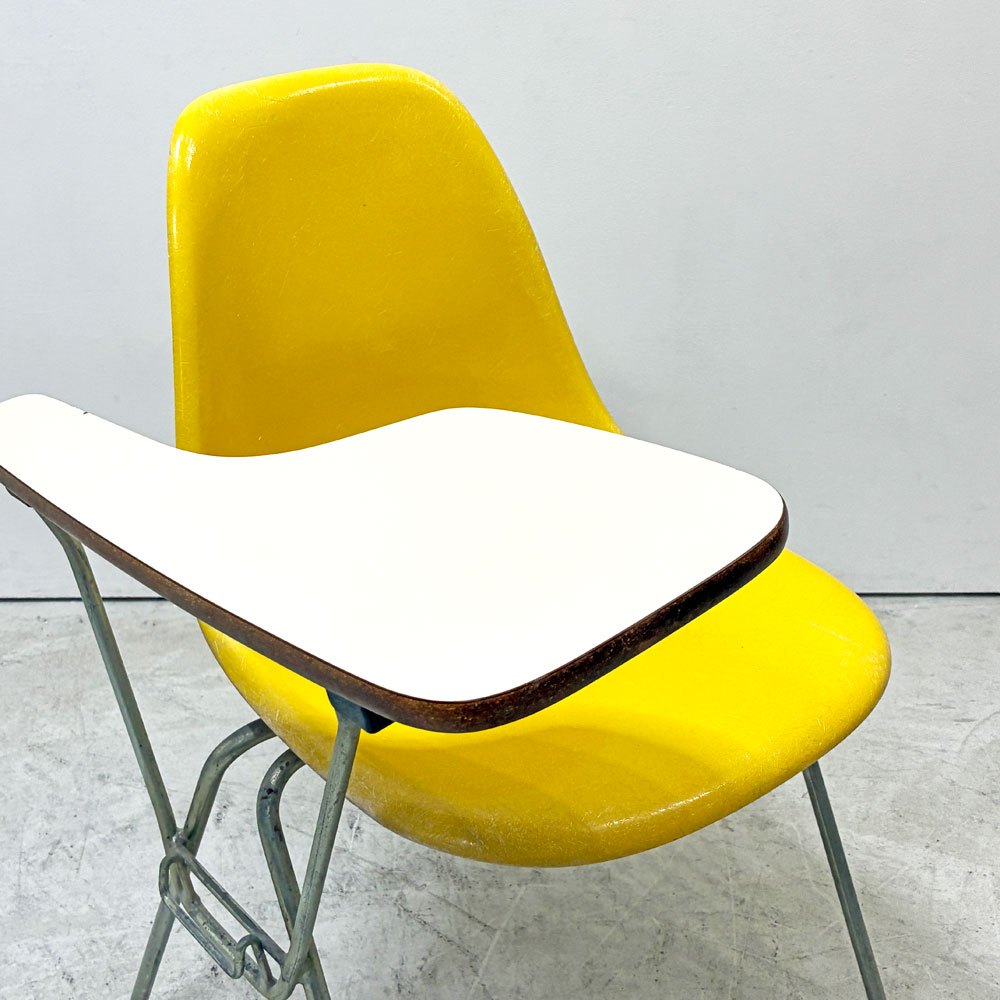 ハーマンミラー Herman Miller サイドシェルチェア セカンド 2ndビンテージ FRP イエロー 肘掛けテーブル付 スクールベース イームズ ●