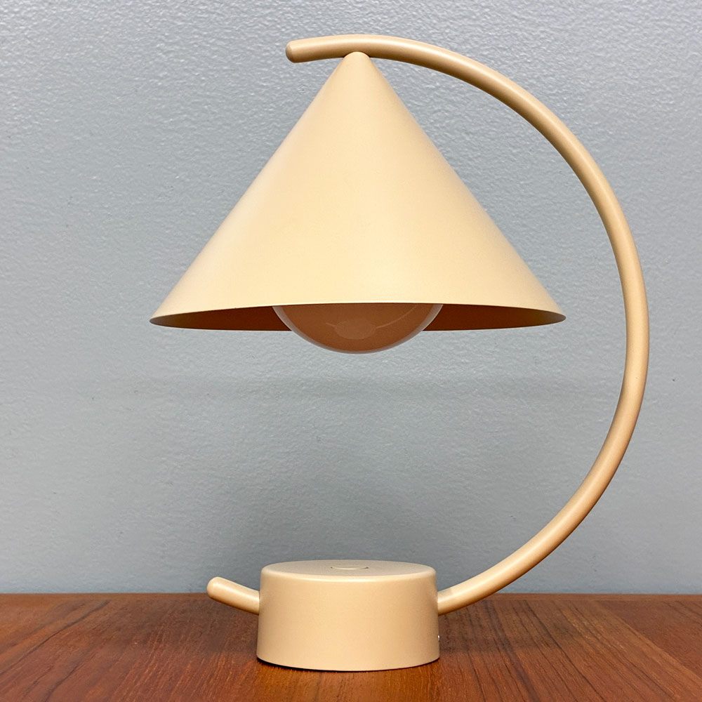 ファームリビング Ferm Living メリディアン ポータブルランプ カシミア ベージュ 北欧 デンマーク 参考定価：￥40,150- ◎