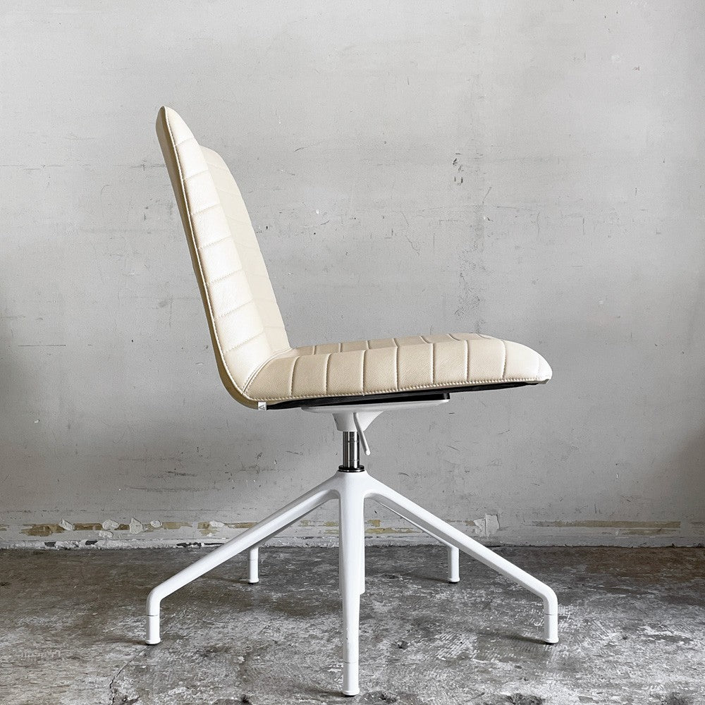 アンドリューワールド Andreu World フレックス エグゼクティブ Flex Executive ローバックチェア アームレス 回転式スターベース 本革 ベージュ系 参考定価￥278,630- ■