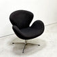 スワンチェア SWAN CHAIR ラウンジチェア アルネ・ヤコブセン Arne Jacobsen ブラック系 ファブリック スウィベル式 リプロダクト デンマークデザイン ●