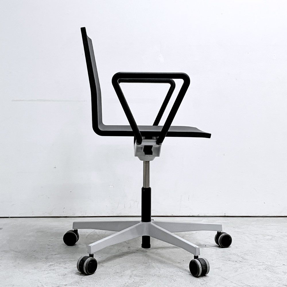 ヴィトラ vitra ゼロフォー 04. スタジオチェア アームレスト付 マールテン・ヴァン・セーヴェレン 昇降機能 ブラック ●
