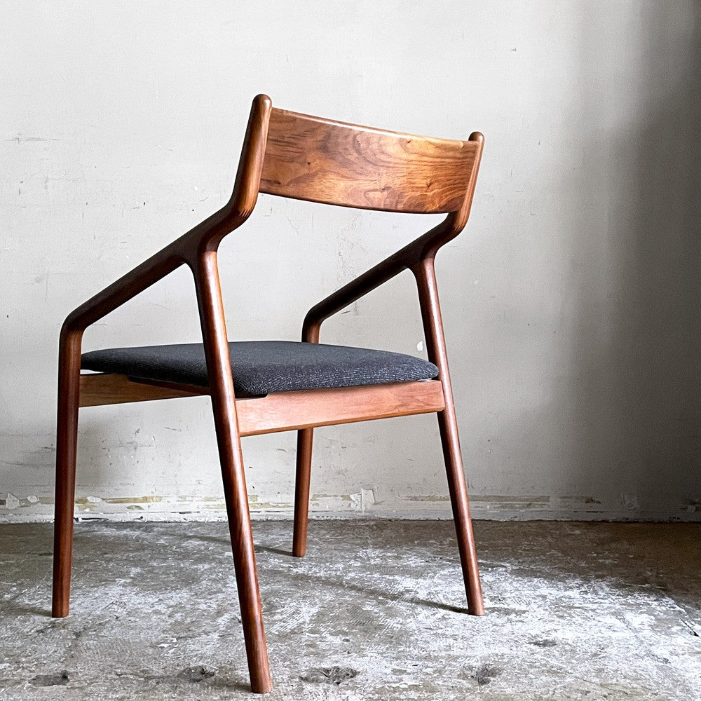 宮崎椅子製作所 ペペチェア PEPE side chair 背無垢タイプ ウォールナット ファブリックシート グレー系 フィンガージョイント 村澤一晃 B ■