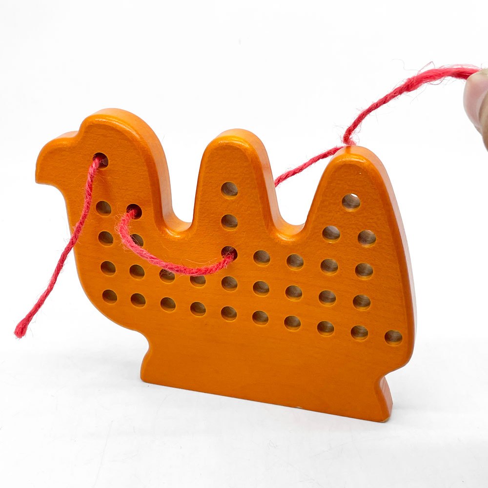 ネフ naef 紐通し ラクダ 木製玩具 オレンジ 1~2歳 幼児用 おもちゃ 紐欠品 ●