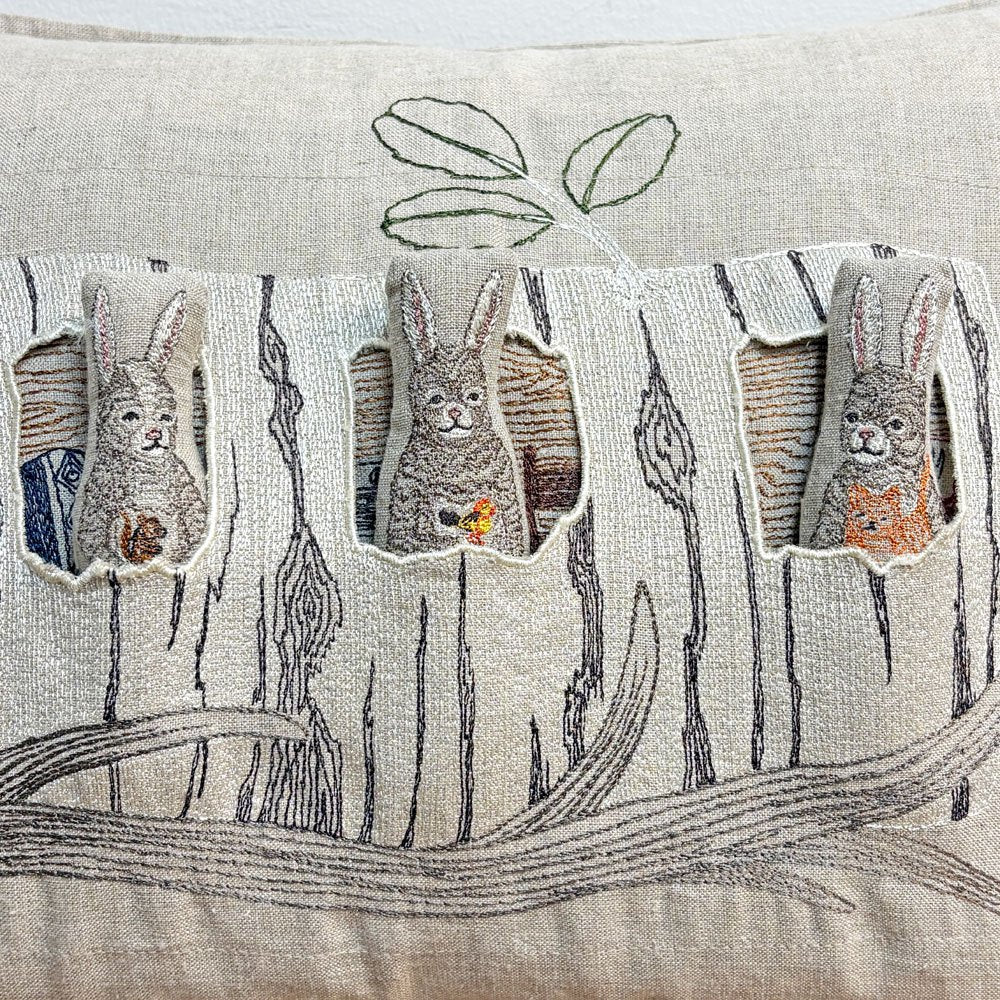 コーラルアンドタスク Coral & Tusk アスペンログバニーズ ウィズポケット Aspen log bunnies w/p 30x40cm クッション リネン カバーリング 刺繍 ●