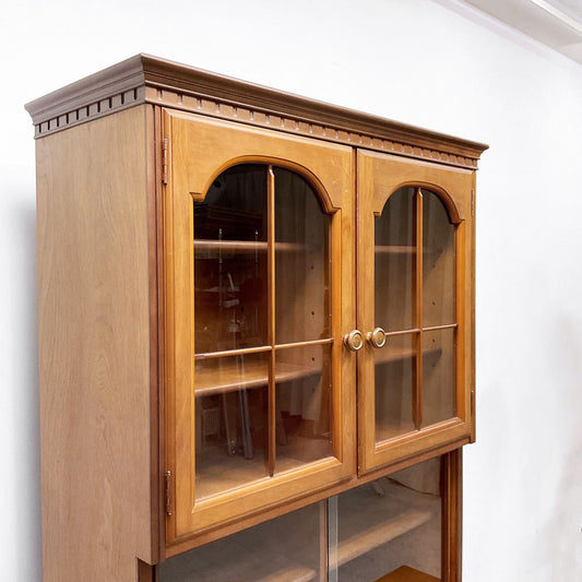 カントリースタイル Country Style カップボード キャビネット 食器棚 ガラス扉 ガラス引き戸 木製2ドア 抽斗2杯 クラシカルデザイン ●