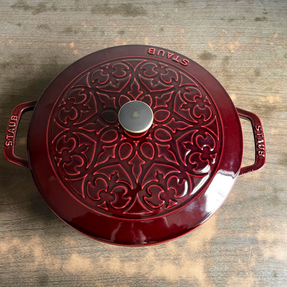 ストウブ Staub リリー シグネチャーココット グレナディンレッド 24cm 両手鍋 ホーロー鍋 IH対応 鋳物 フランス製 プロテクター付き ♪