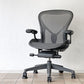 ハーマンミラー Herman Miller アーロンチェア デスクチェア リマスタード ライト Bサイズ グラファイトベース ビル・スタンフ ＆ ドン・チャドウィック ポスチャーフィット ◇