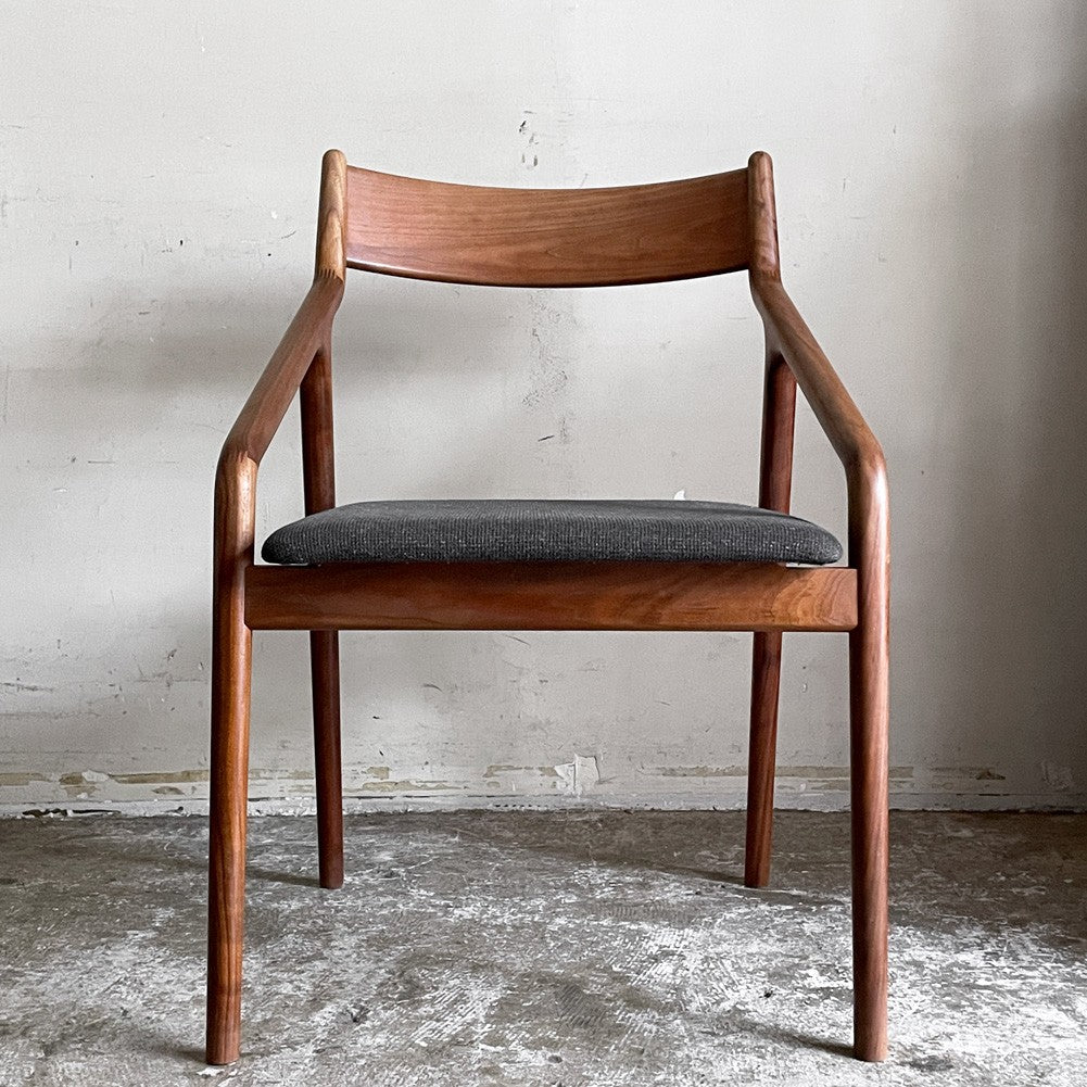 宮崎椅子製作所 ペペチェア PEPE side chair 背無垢タイプ ウォールナット ファブリックシート グレー系 フィンガージョイント 村澤一晃 A ■