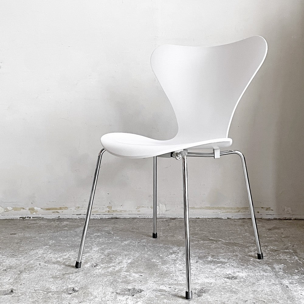 フリッツハンセン Fritz Hansen 3107 セブンチェア ホワイト ラッカー仕上げ スタッキング アルネ・ヤコブセン Arne Jacobsen デンマーク 北欧家具 B ■