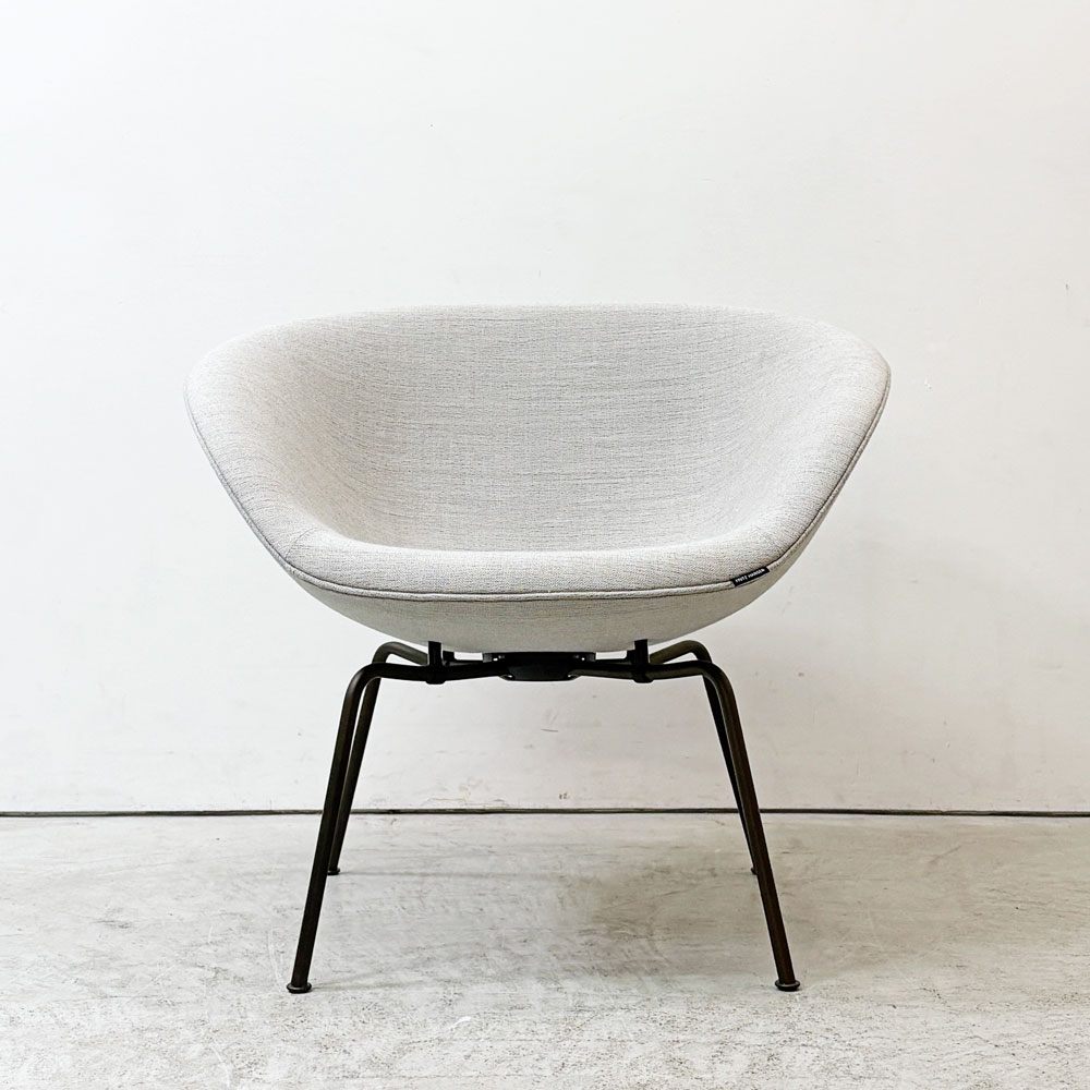 フリッツハンセン Fritz Hansen ポットチェア 3318 POT ラウンジチェア ファブリック クリスチャンハウン ベージュ ブラウンブロンズレッグ アルネ・ヤコブセン デンマーク 定価￥297,880- 展示品 ●