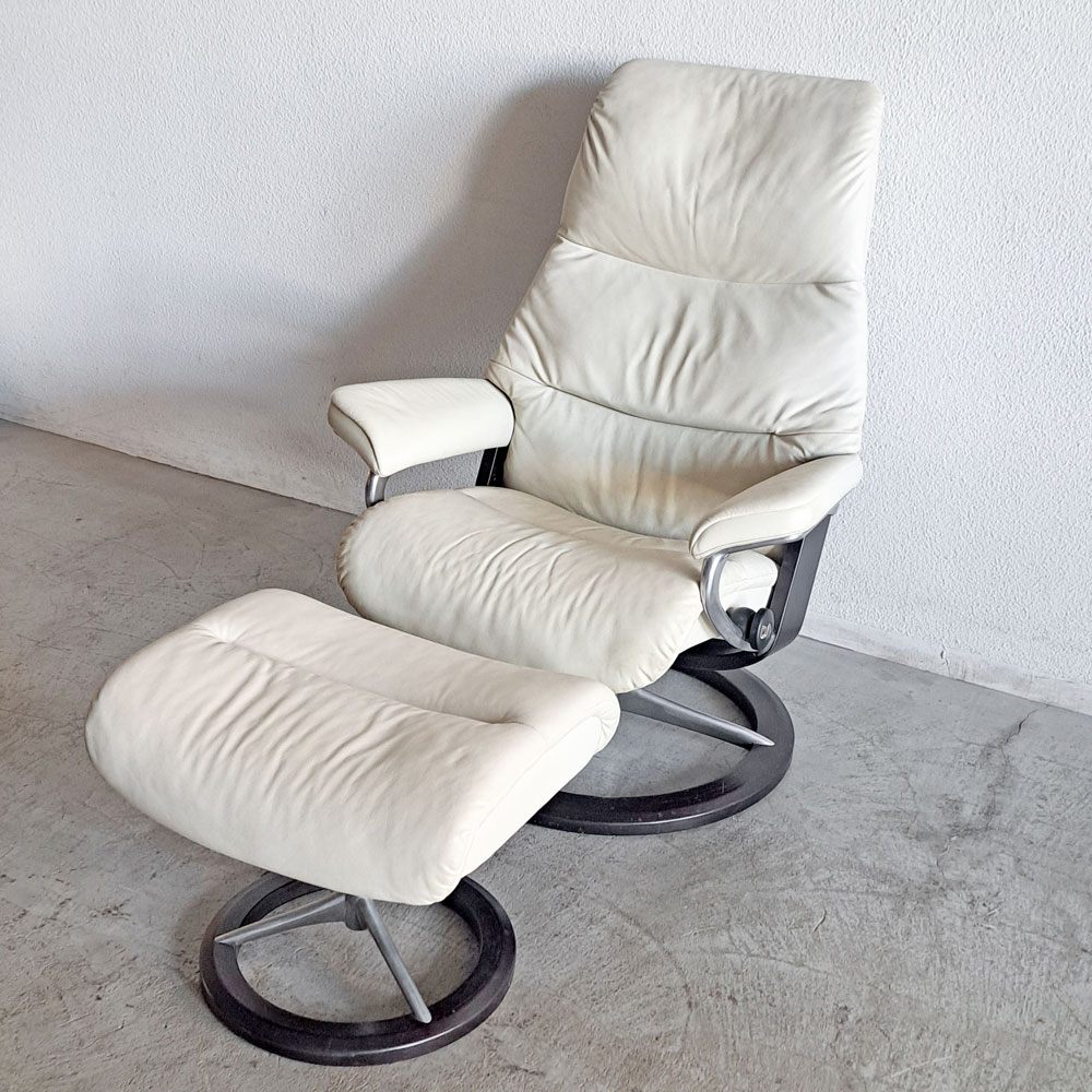 エコーネス EKORNES ビュー View ストレスレスチェア stressless リクライニングチェア シグニチャーベース Mサイズ オットマン付き 牛革 定価513,700円 〓