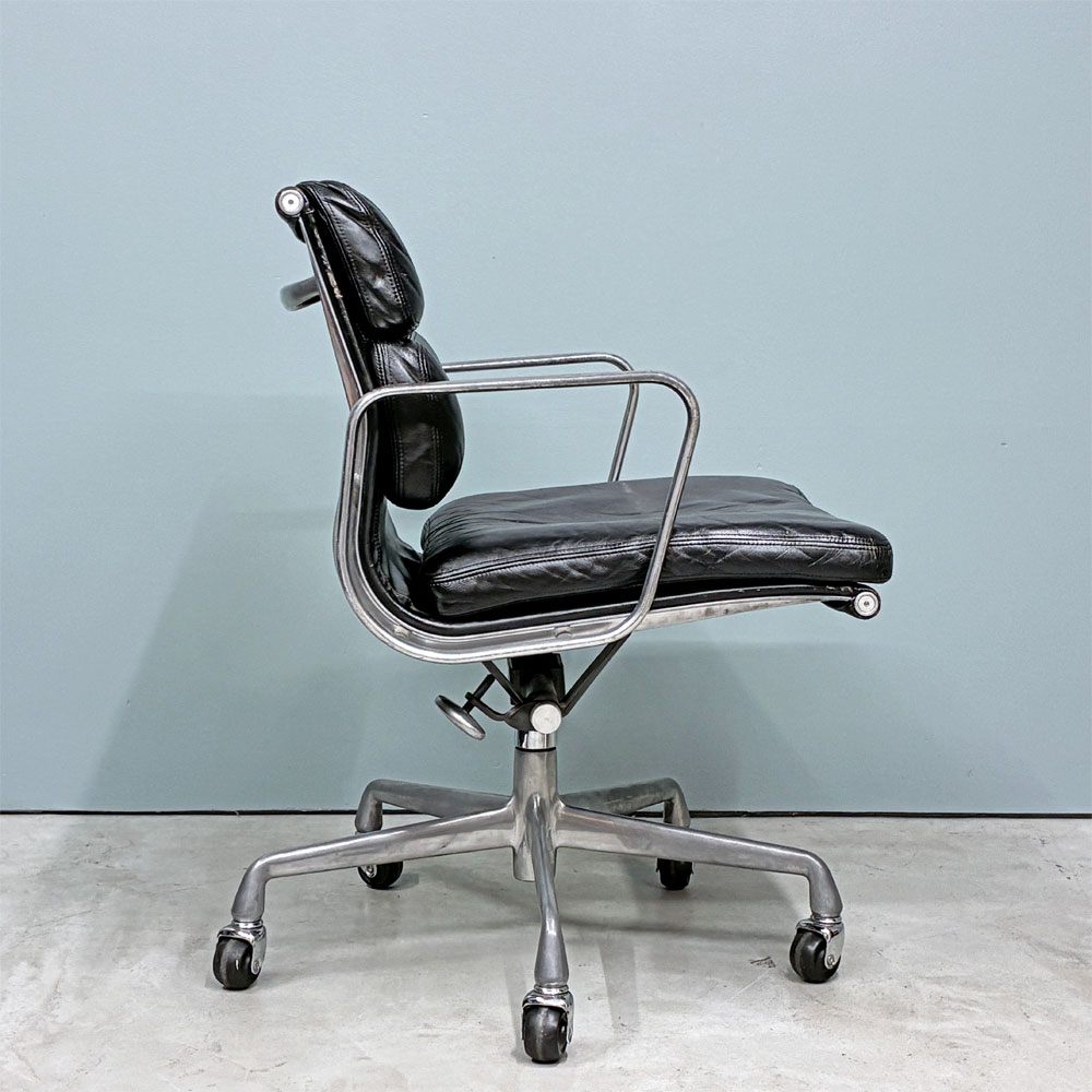 ハーマンミラー Herman Miller ソフトパッドグループ マネジメントチェア ローバック キャスター 5本脚 レザー ブラック イームズ ミッドセンチュリー ◎