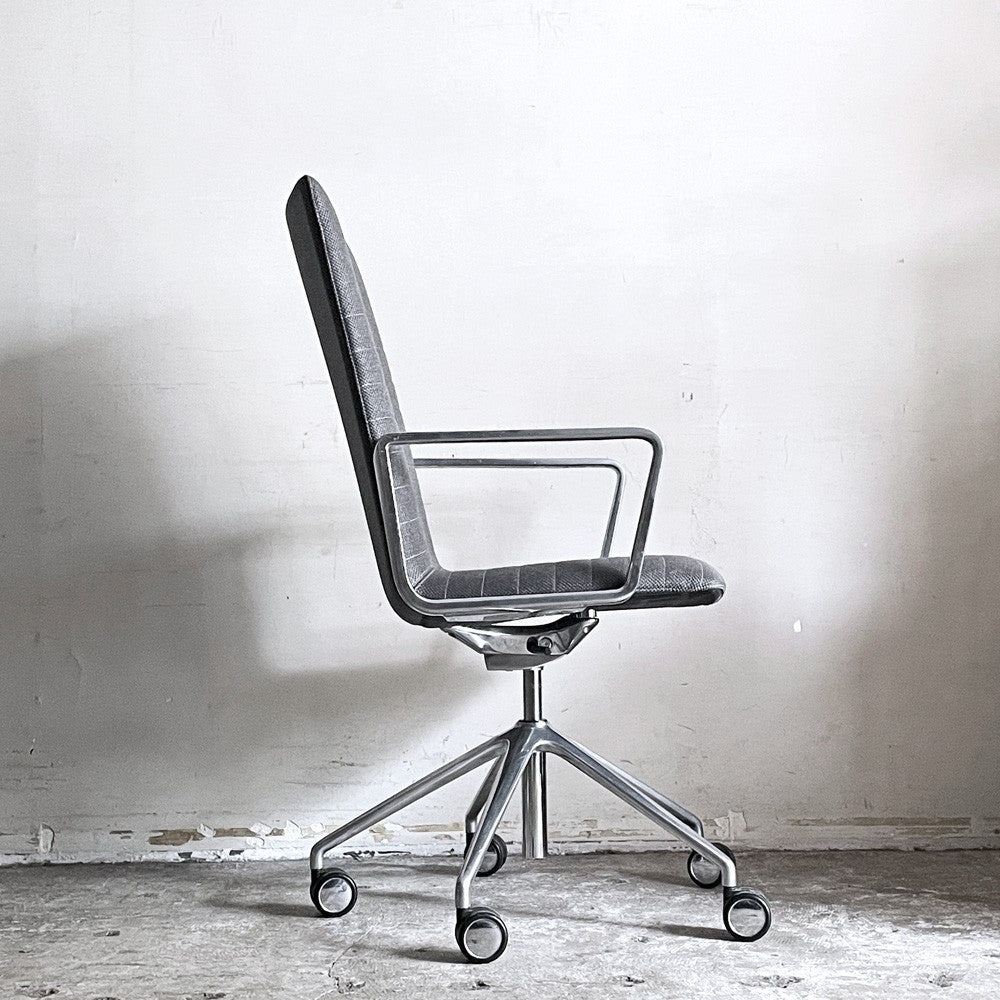 アンドリューワールド Andreu World フレックス エグゼクティブ Flex Executive インターミディエイトバック アームチェア デスクチェア アルミ キャスターベース ガス圧昇降 参考価格 ¥295,460- ■