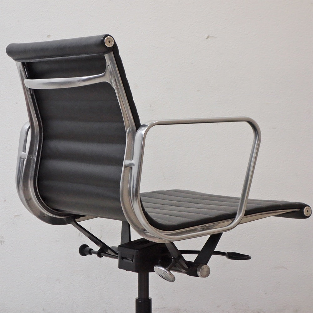 ハーマンミラー Herman Miller イームズアルミナムグループチェア マネージメントチェア アルミバフベース ガス圧昇降仕様 5本脚 キャスタータイプ 本革 イームズ C ●