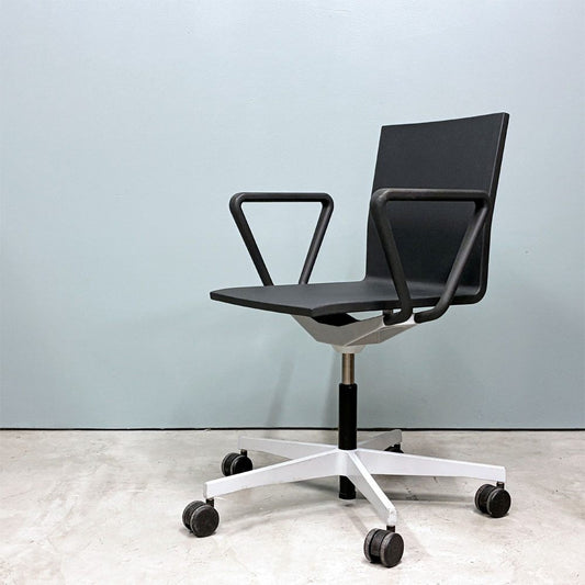 ヴィトラ vitra ゼロフォー 04. スタジオチェア デスクチェア アームレスト付 ブラック マールテン・ヴァン・セーヴェレン 昇降機能 定価202,400円 ◎