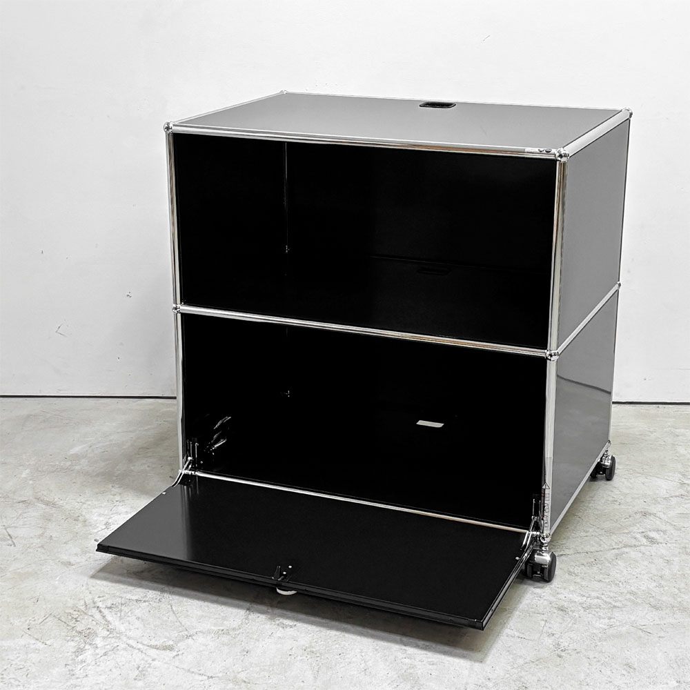 ユーエスエムハラー USMハラー USM Haller モジュラーファニチャー キャビネット シェルフ 1列2段 ドロップダウンドア キャスター付き グラファイトブラック 定価￥165,385- ●