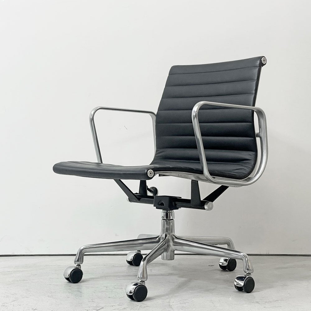 ハーマンミラー Herman Miller アルミナムグループ マネジメントチェア 本革 ブラック 回転式昇降 5本脚 キャスター付 C&R イームズ ●