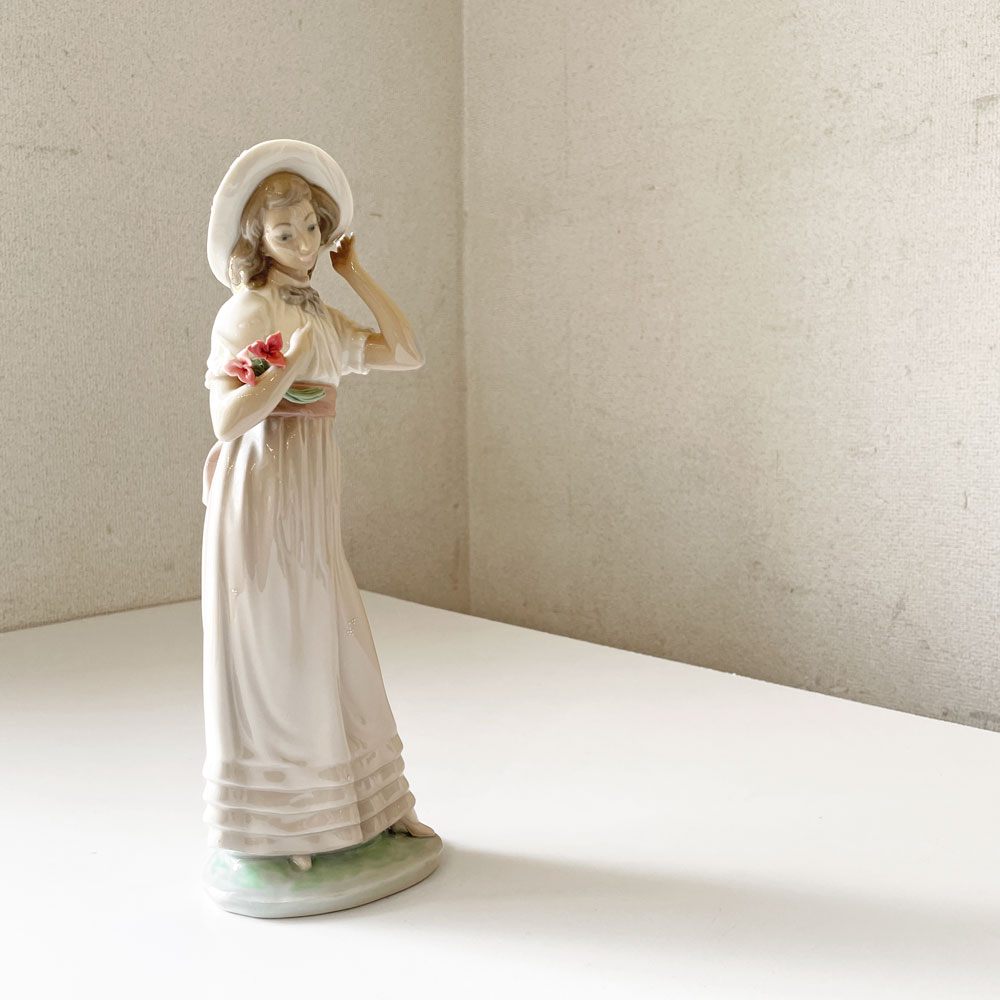 リヤドロ LLADRO ナオ NAO 花を持つ女性 フィギュリン H30cm 陶器人形 ポーセリンアート 置物 スペイン ◎