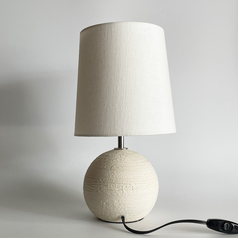 ワイルドウッド Wildwood ミニランプ ガーデニア mimi lamp Gardenia テーブルランプ ホワイト リネン生地シェード 信楽焼 陶器 参考定価￥32,010- ■