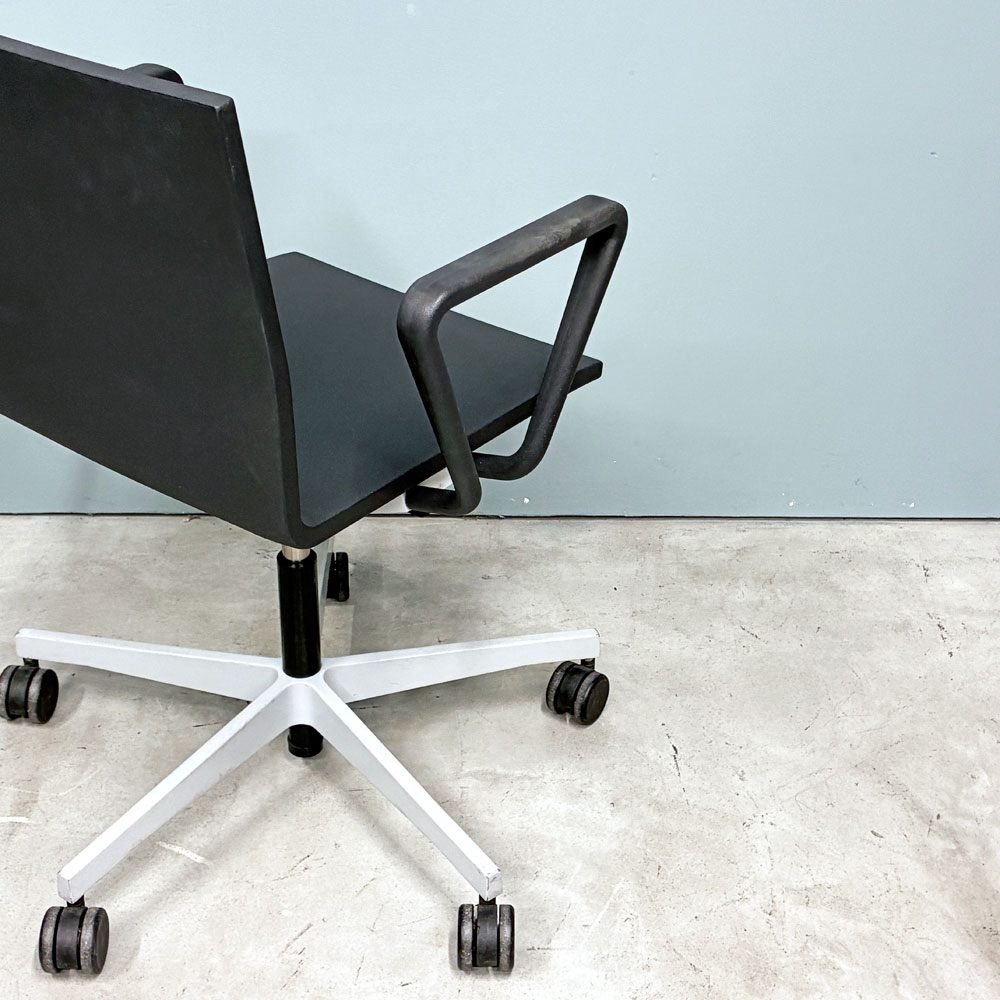 ヴィトラ vitra ゼロフォー 04. スタジオチェア デスクチェア アームレスト付 ブラック マールテン・ヴァン・セーヴェレン 昇降機能 定価202,400円 ◎