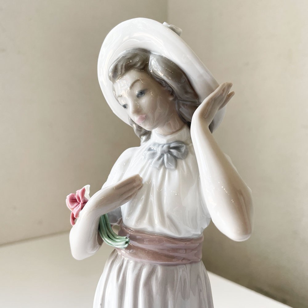 リヤドロ LLADRO ナオ NAO 花を持つ女性 フィギュリン H30cm 陶器人形 ポーセリンアート 置物 スペイン ◎