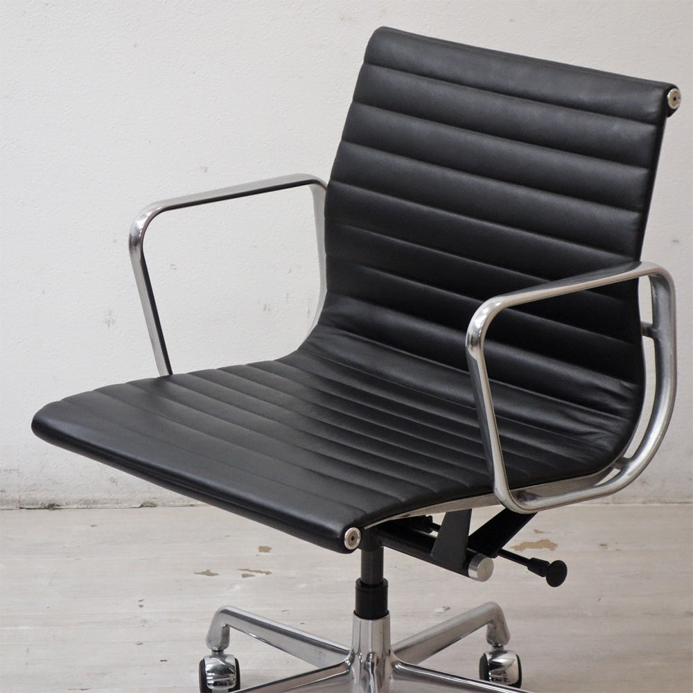 ハーマンミラー Herman Miller イームズアルミナムグループチェア マネージメントチェア アルミバフベース ガス圧昇降仕様 5本脚 キャスタータイプ 本革 イームズ B ●