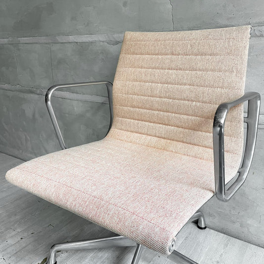 ハーマンミラー Herman Miller イームズアルミナムグループ マネジメントチェア デスクチェア マハラム生地 ペールピンク アルミバフベース 5本脚 固定脚 昇降無し イームズ ♪
