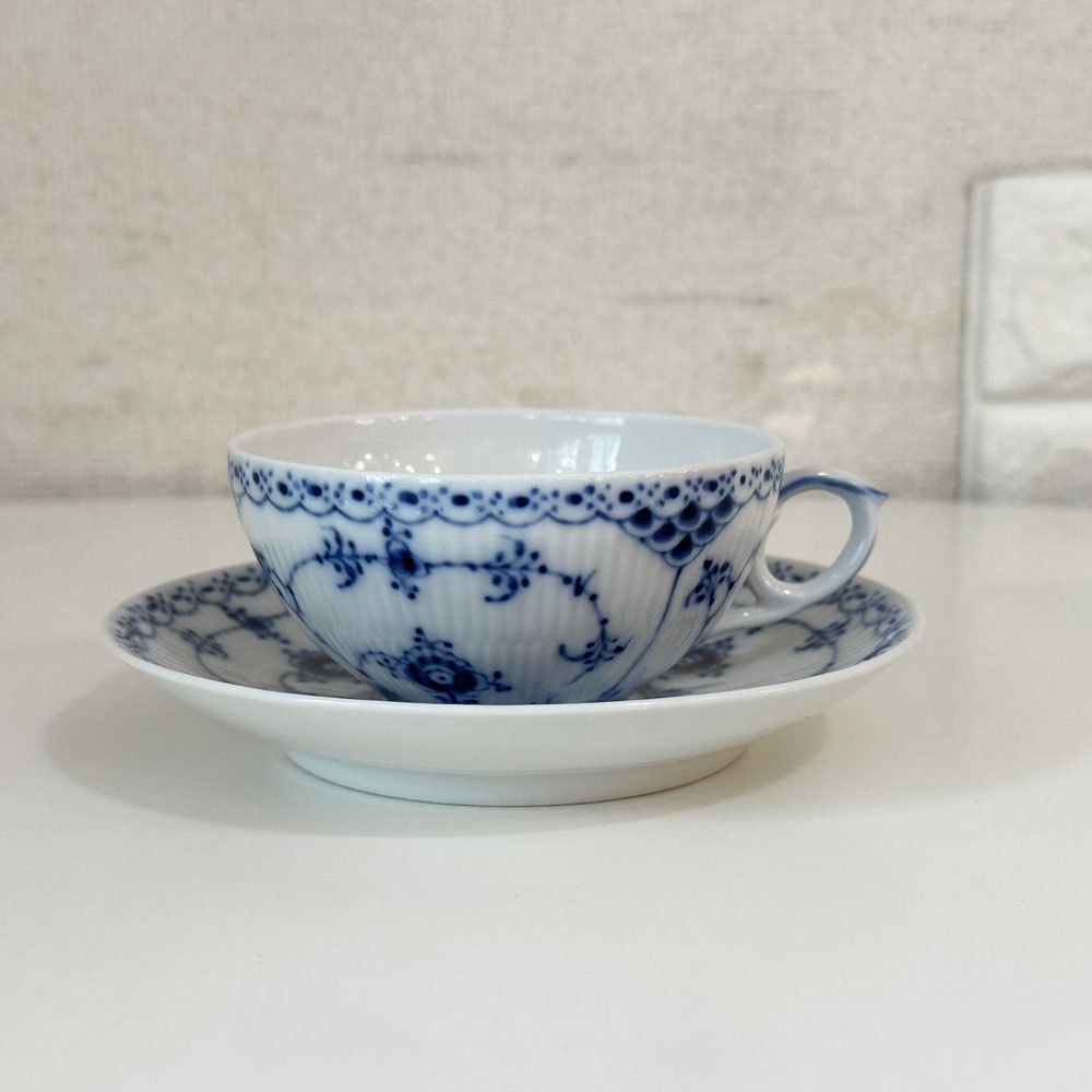 ロイヤルコペンハーゲン ROYAL COPENHAGEN ブルーフルーテッド ハーフレース ティーカップ＆ソーサー 北欧食器 Ｄ ◎