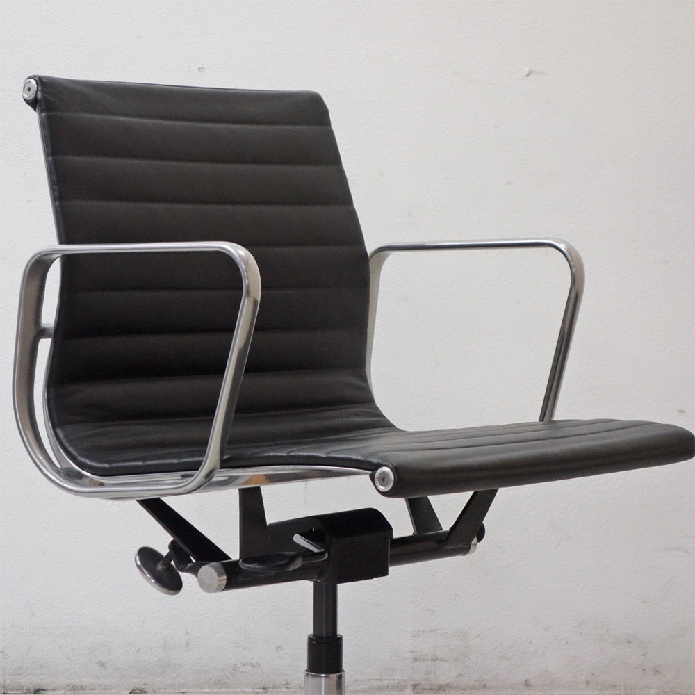 ハーマンミラー Herman Miller イームズアルミナムグループチェア マネージメントチェア アルミバフベース ガス圧昇降仕様 5本脚 キャスタータイプ 本革 イームズ A ●