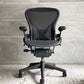 ハーマンミラー Herman Miller アーロンチェア Bサイズ ポスチャーフィット フル装備 クラシックカーボンメッシュ グラファイトベース ビル・スタンフ ＆ ドン・チャドウィック ♪
