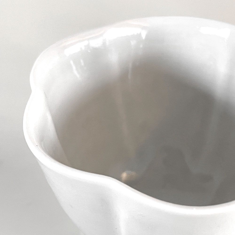 境知子 白釉輪花茶杯 湯呑 ぐい呑み 猪口 カップ 白磁 Φ8.5cm 陶芸家 現代作家 B ■