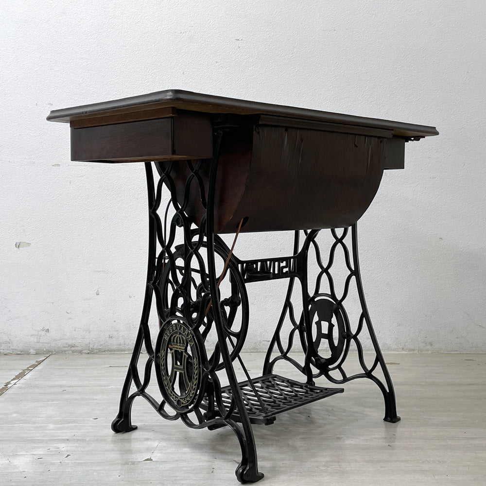 ハスクバーナ HUSQVARNA 足踏み 刺繍ミシン 網目 鋳物脚 鍵付き スウェーデンビンテージ ●