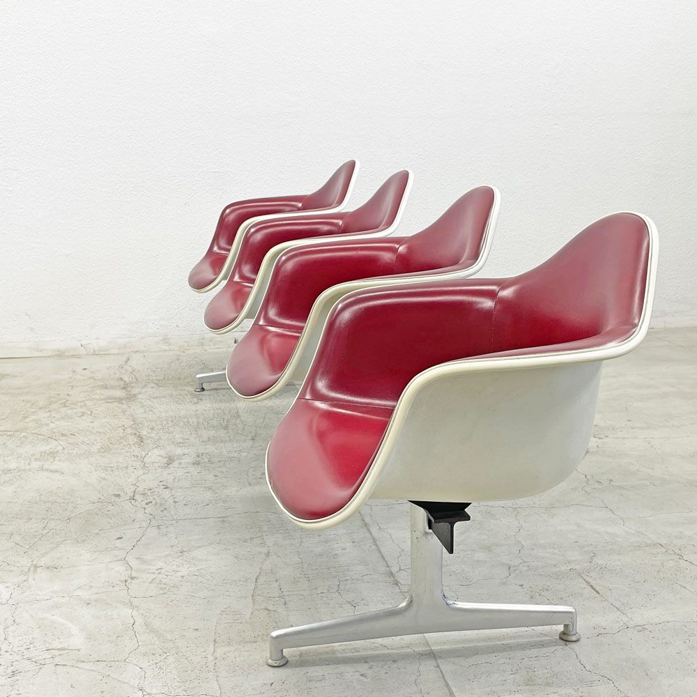 ハーマンミラー Herman Miller ビンテージ エアポートベンチ タンデムシート 4連 アームシェル 2nd PVCレザー イームズ 希少 〓