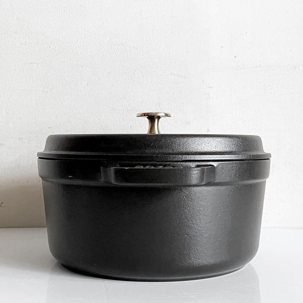 ストウブ STAUB ピコ ココット ラウンド 両手鍋 ブラック 24cm 鋳物 キャセロール ガス オーブン IH対応 フランス ■