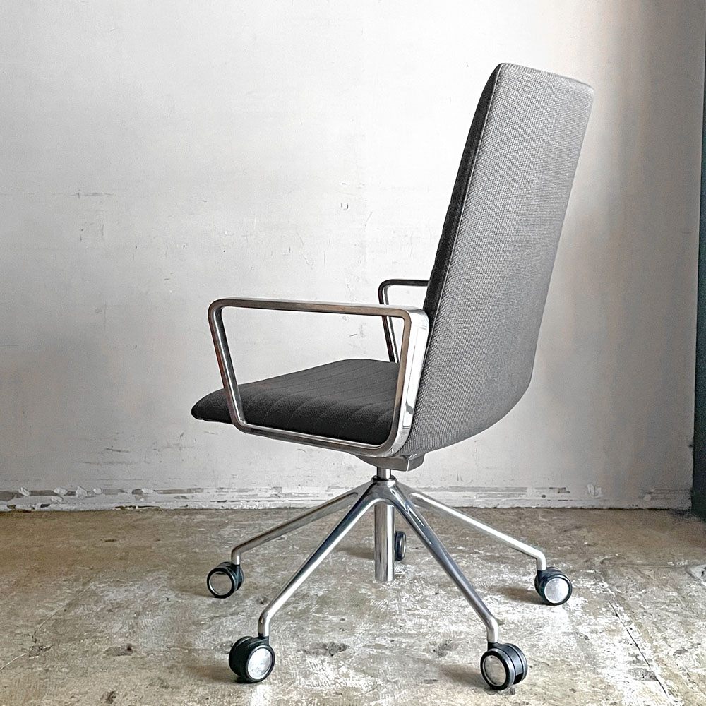 アンドリューワールド Andreu World フレックス エグゼクティブ Flex Executive インターミディエイトバック アームチェア デスクチェア アルミ キャスターベース ガス圧昇降 参考価格 ¥295,460- ■