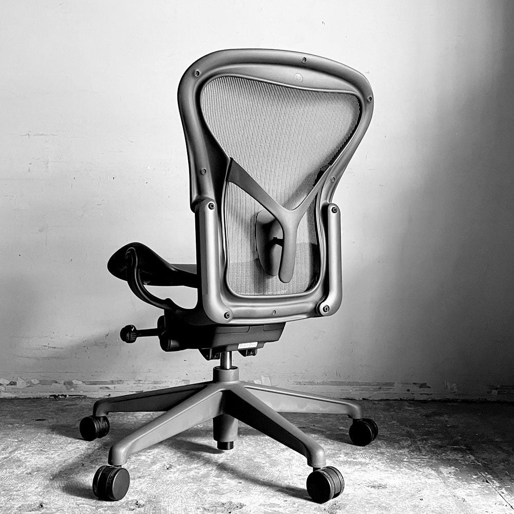 ハーマンミラー Herman Miller アーロンチェア Aサイズ ライト アームレス ポスチャーフィット グラファイトベース ビル・スタンフ ＆ ドン・チャドウィック ■