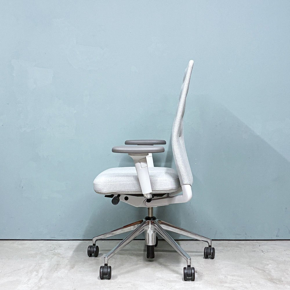 ヴィトラ vitra IDトリム ID Trim オフィスチェア デスクチェア ファブリックシート ライトグレー系 ハイバック 2Dアームレスト アントニオ・チッテリオ 参考定価￥209,000- ◎