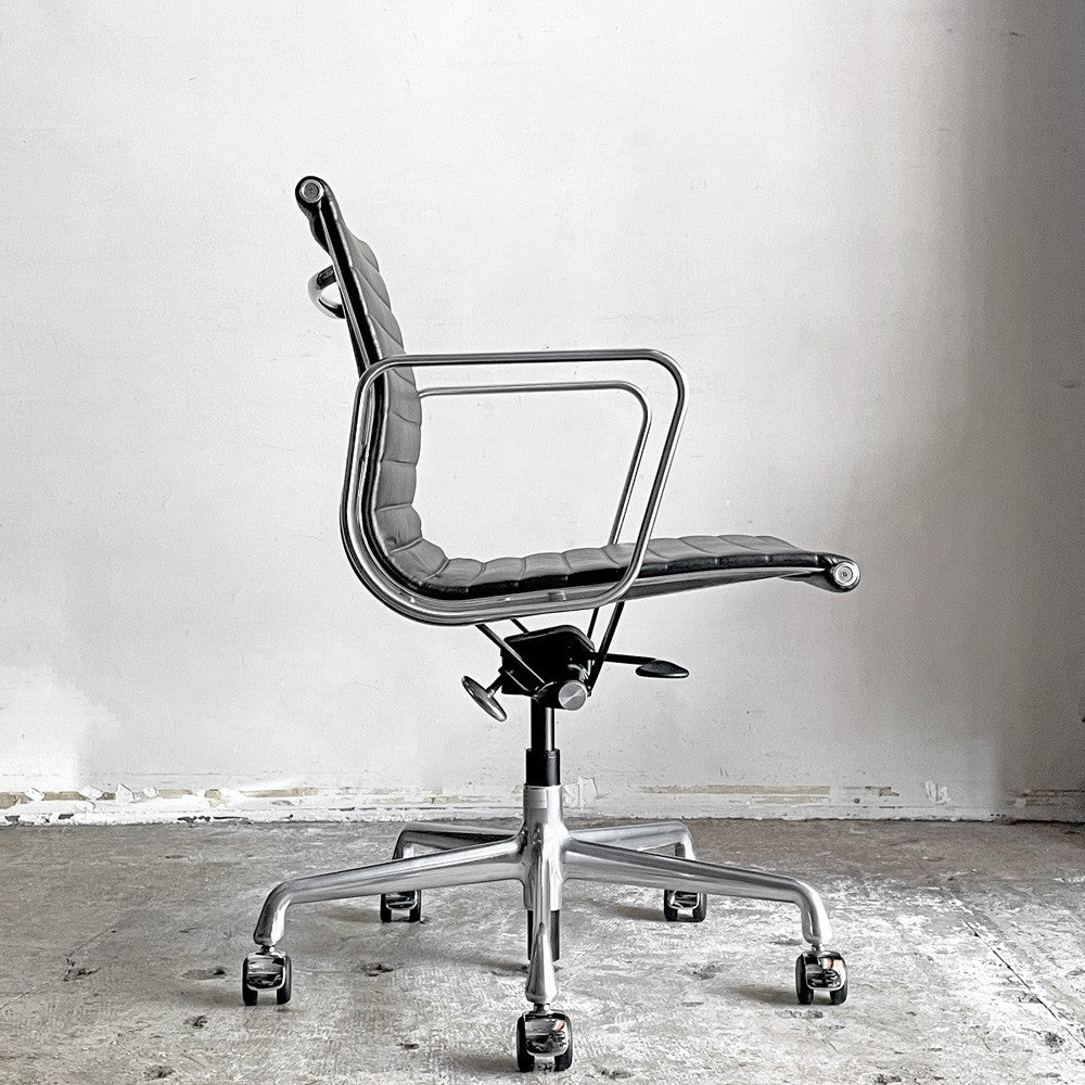 ハーマンミラー Herman Miller イームズアルミナムグループチェア マネージメントチェア アルミバフベース ガス圧昇降仕様 5本脚 キャスタータイプ 本革 イームズ ■