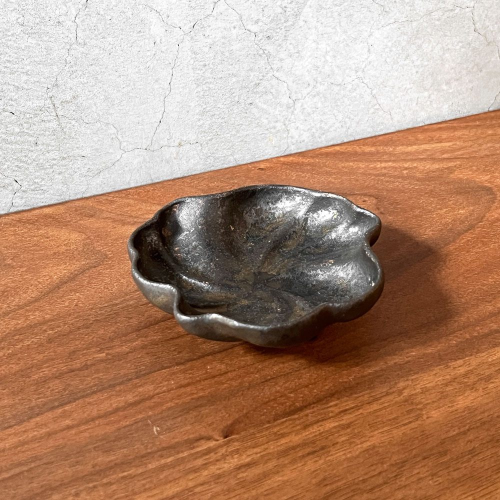 安福由美子 錆釉足付フリル小皿 W10cm 現代作家 ♪
