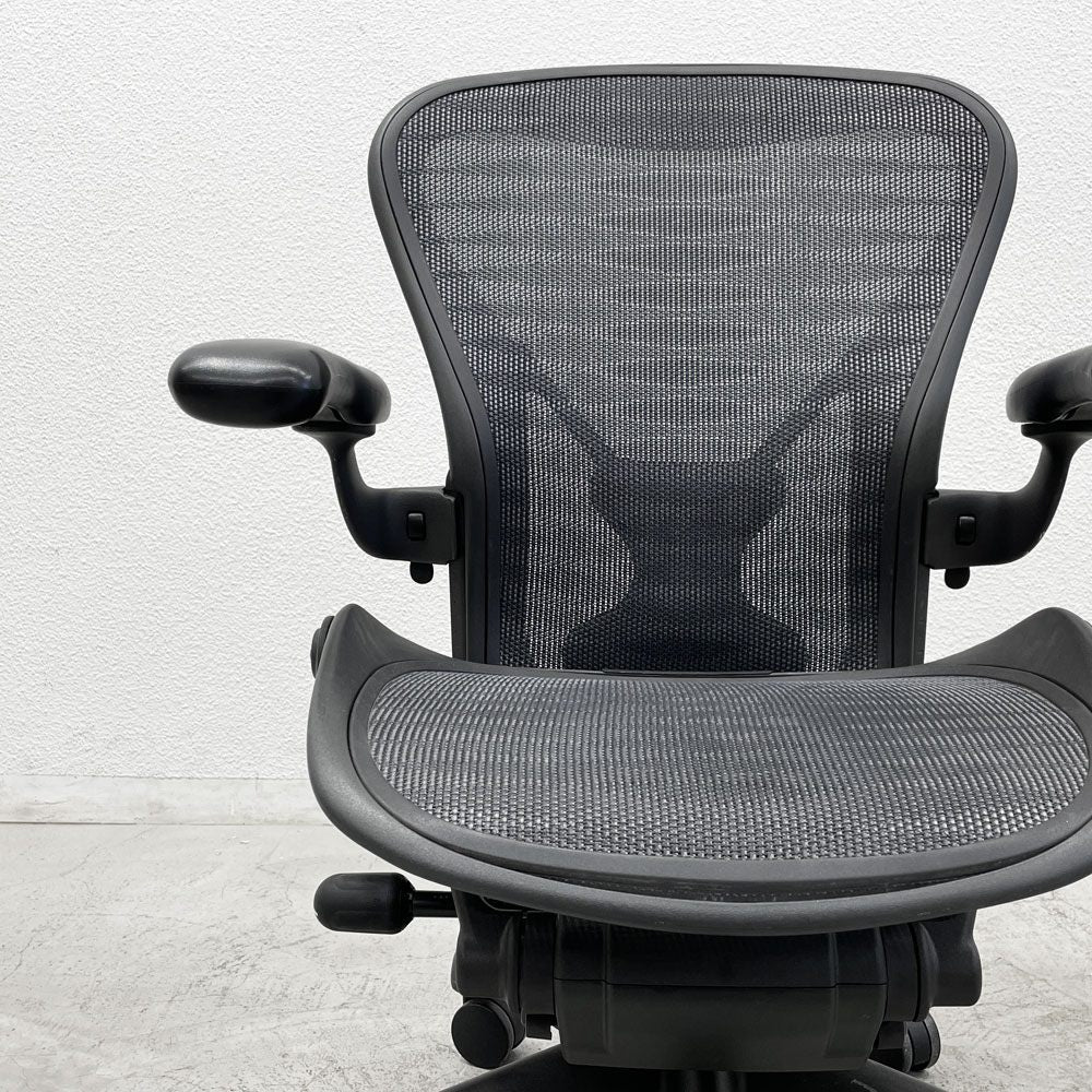 ハーマンミラー Herman Miller アーロンチェア デスクチェア Bサイズ ポスチャーフィット タキシード グラファイトベース ビル・スタンフ ＆ ドン・チャドウィック 〓