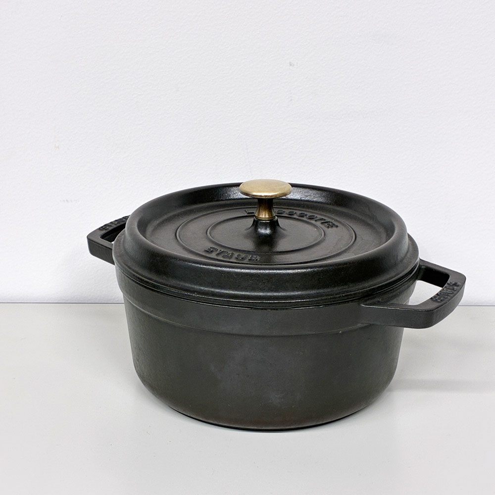 ストウブ STAUB ピコ ココット ラウンド 両手鍋 ブラック 22cm 鋳物 キャセロール ガス オーブン IH対応 フランス ◎
