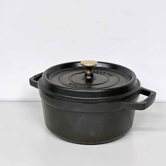 ストウブ STAUB ピコ ココット ラウンド 両手鍋 ブラック 22cm 鋳物 キャセロール ガス オーブン IH対応 フランス ◎
