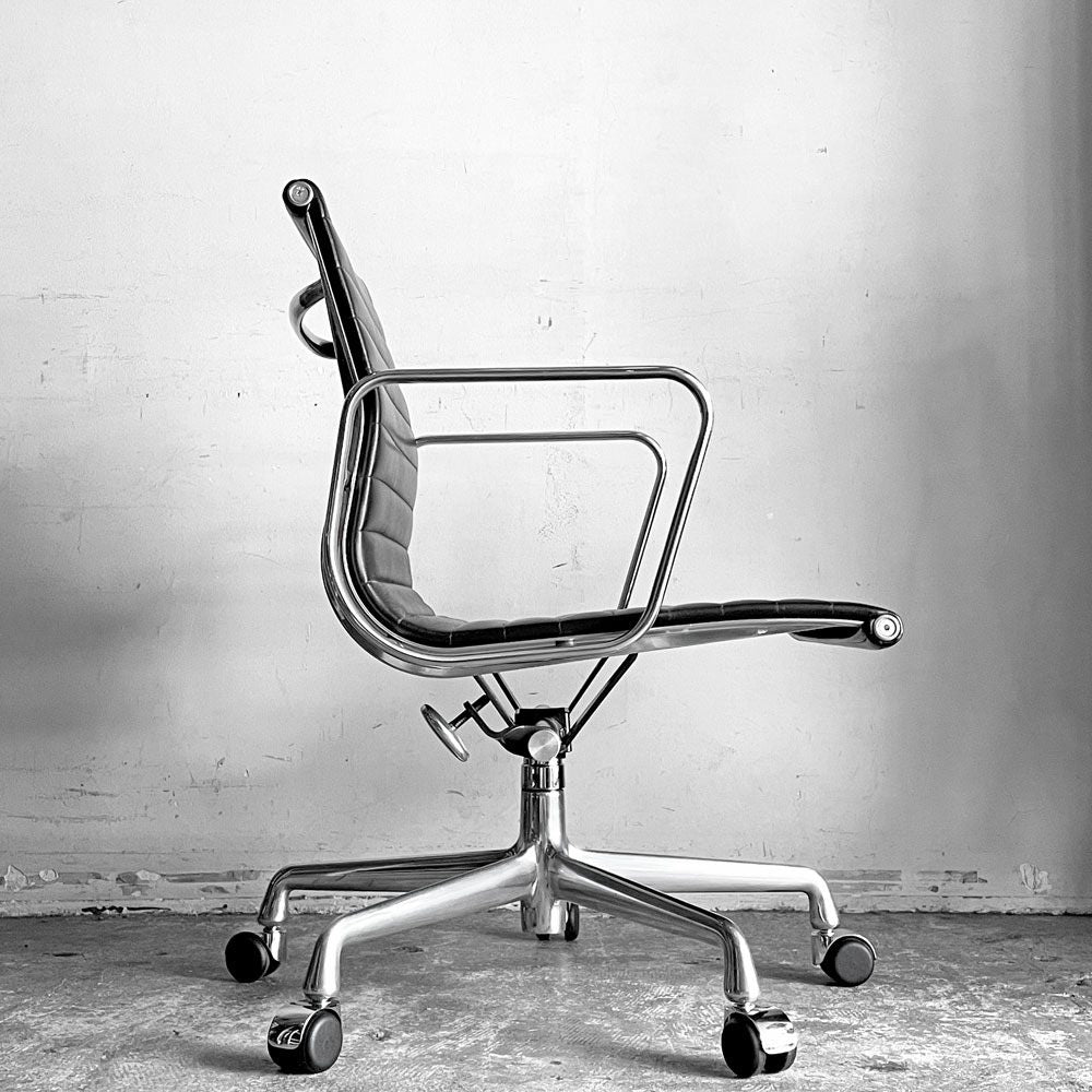 ハーマンミラー Herman Miller イームズアルミナムグループチェア マネージメントチェア アルミバフベース 回転式昇降 5本脚 キャスタータイプ 本革 イームズ ■