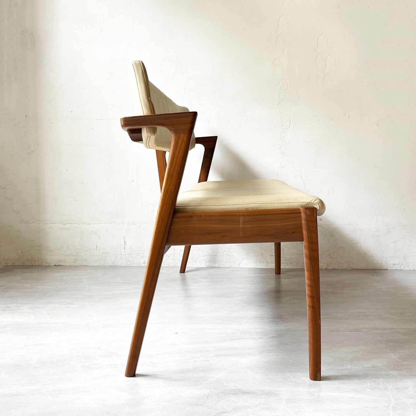 富士ファニチア FUJI FURNITURE コティ Koti 背付2人掛けベンチ W140cm ウォールナット材 レザー 北欧デザイン 参考価格￥180.400- ★