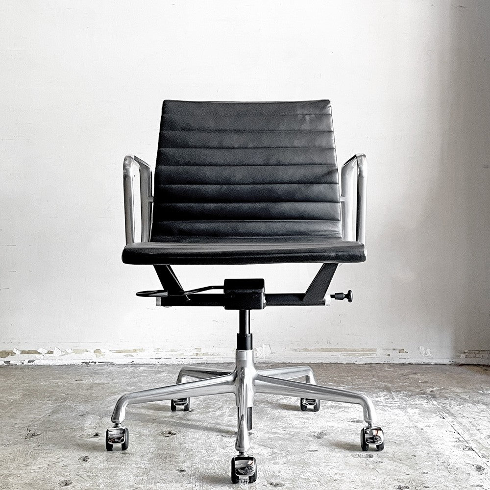 ハーマンミラー Herman Miller イームズアルミナムグループチェア マネージメントチェア アルミバフベース ガス圧昇降仕様 5本脚 キャスタータイプ 本革 イームズ ■