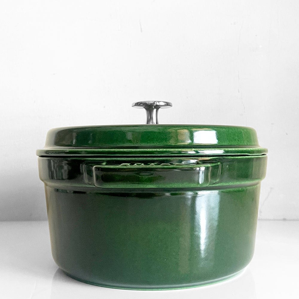 ストウブ Staub ピコ ココット ラウンド 両手鍋 ホーロー鍋 バジルグリーン 20cm ガス オーブン IH対応 鋳物 フランス製 定価￥31,900- ■