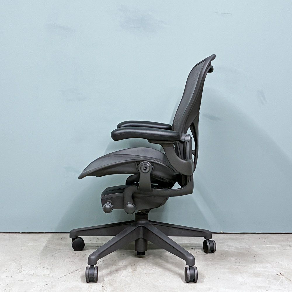 ハーマンミラー Herman Miller アーロンチェア デスクチェア リマスタード ライト Bサイズ グラファイトベース ビル・スタンフ ＆ ドン・チャドウィック ポスチャーフィット ◎